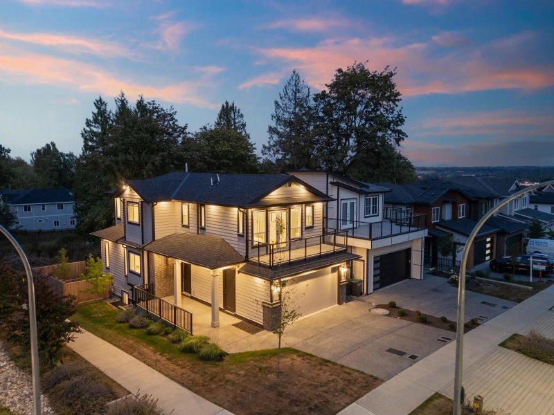 7028 205 Street Langley British Columbia, V2Y 1S9 - 8 Bedrooms Home For Sale