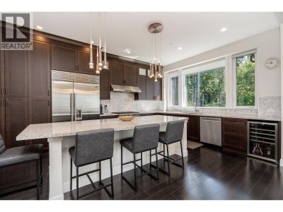 22 HERITAGE PEAK Road | Port Moody British Columbia | Slide Image Nine