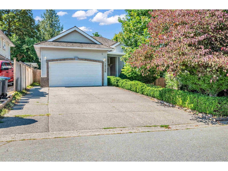 18136 CLAYTONWOOD Crescent Surrey British Columbia, V3S 7T5 - 6 Bedrooms Home For Sale