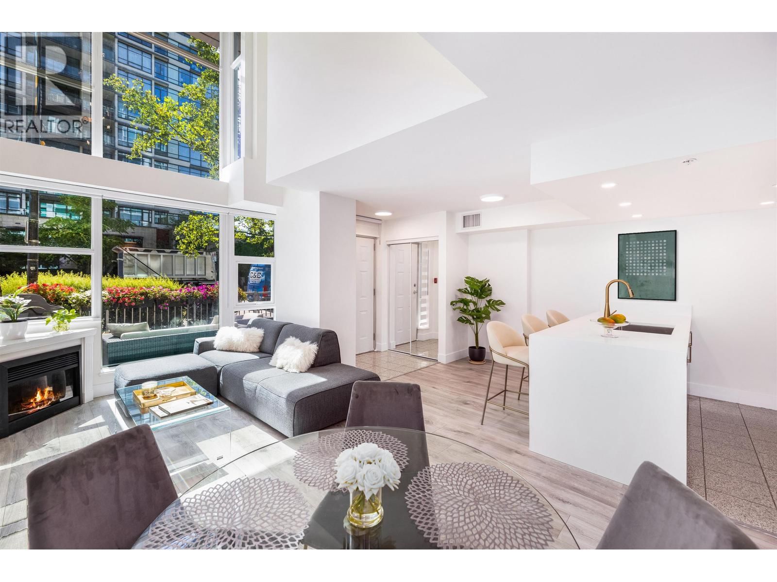 168 ESPLANADE Avenue, North Vancouver, British Columbia V7L 4X8