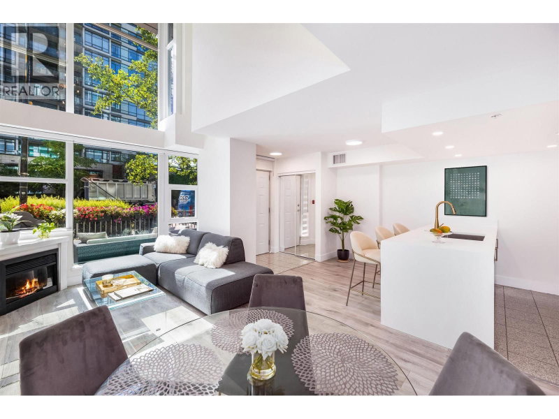 168 ESPLANADE Avenue North Vancouver British Columbia, V7L 4X8 - 2 Bedrooms Condo For Sale