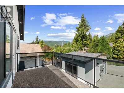 812 MONTROYAL Boulevard | North Vancouver British Columbia | Slide Image Sixteen