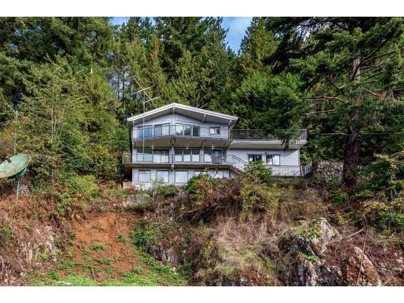 47005 YALE Road Chilliwack British Columbia, V2P 2S6 - 5 Bedrooms Home For Sale