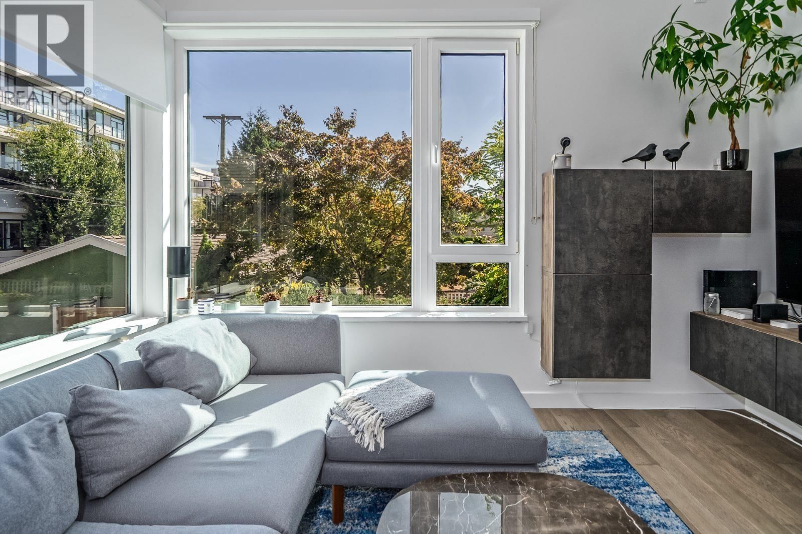 487 26TH Avenue, Vancouver, British Columbia V5Y 0M8