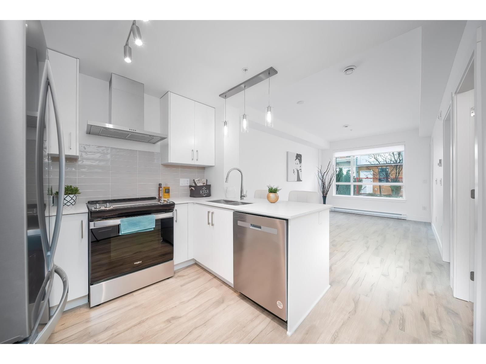 6338 KING GEORGE Boulevard, Surrey, British Columbia V3X 0L4
