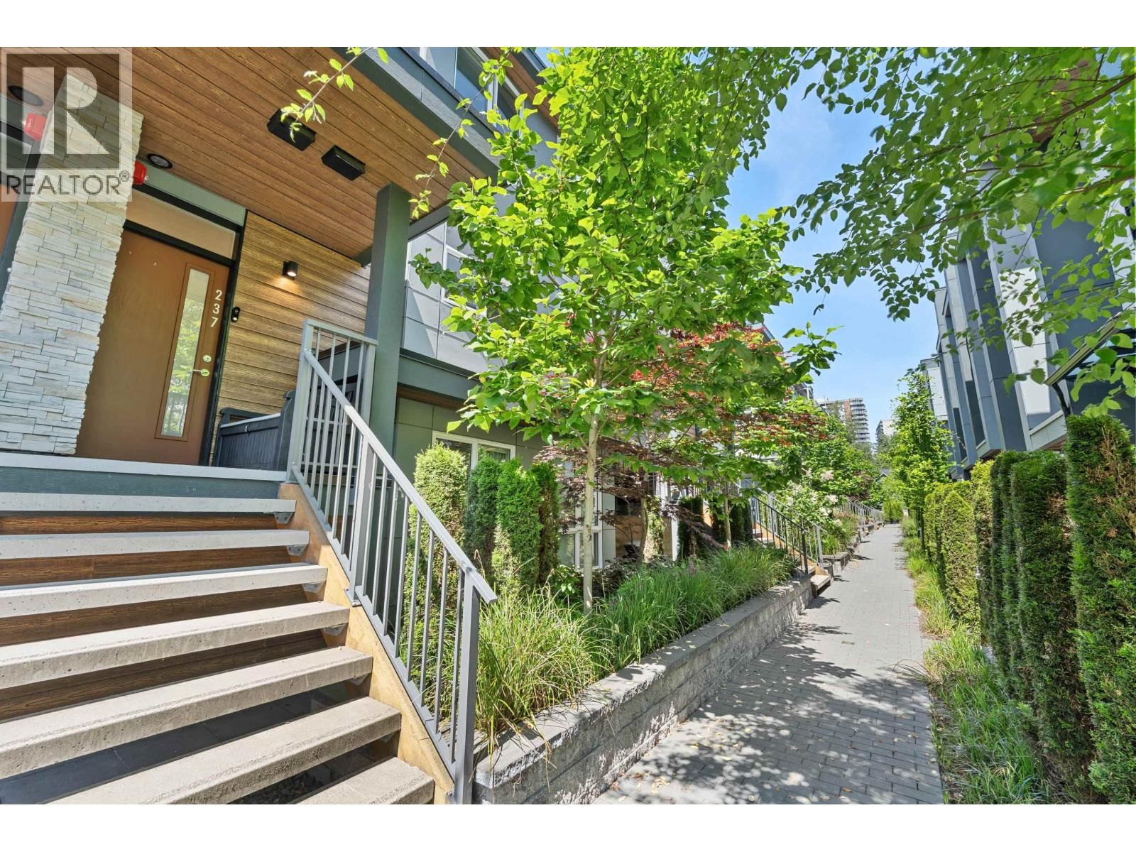 2060 CURLING Road, North Vancouver, British Columbia V7P 0E1