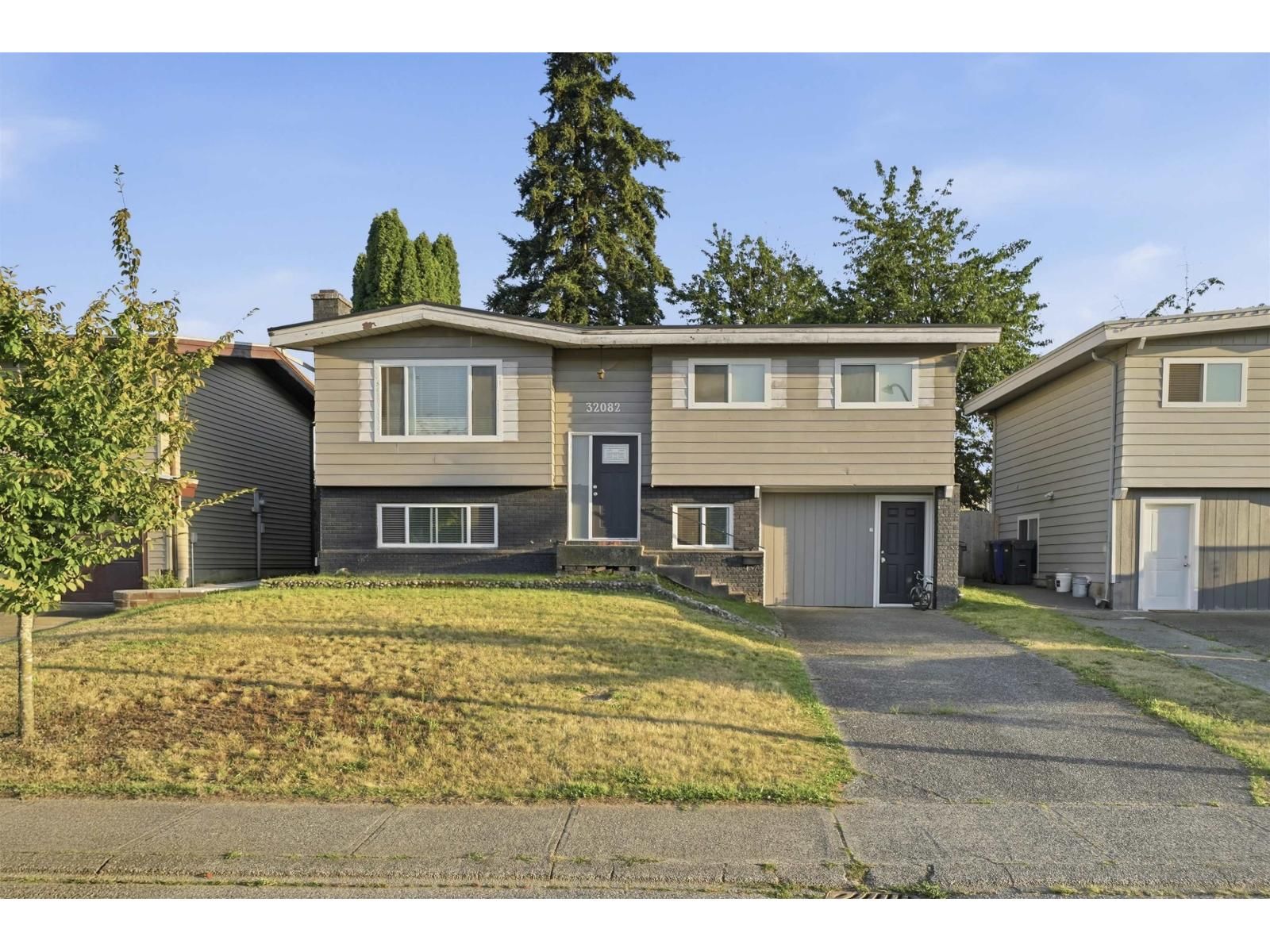 32082 AUSTIN Avenue, Abbotsford, British Columbia V2T 4P3