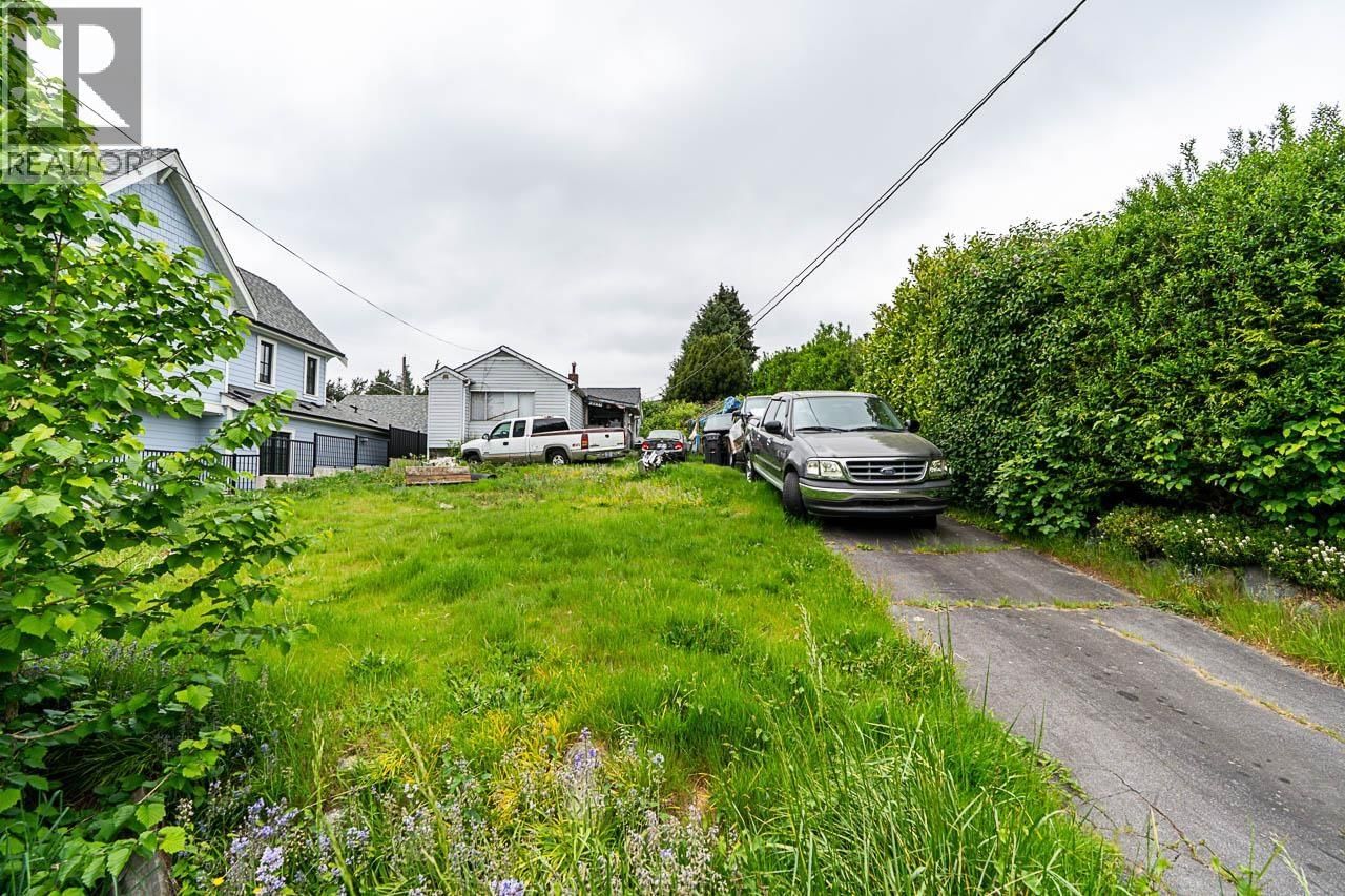 2235 EDINBURGH Street, New Westminster, British Columbia V3M 2Y2