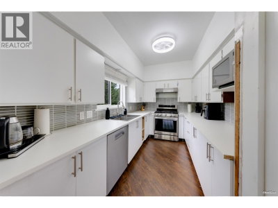 5578 OAKGLEN Drive | Burnaby British Columbia | Slide Image Thirteen