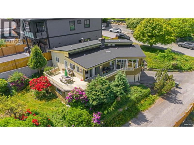 5578 OAKGLEN Drive | Burnaby British Columbia | Slide Image Three
