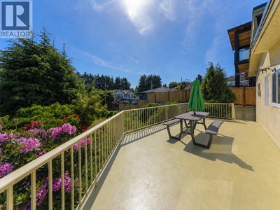 5578 OAKGLEN Drive | Burnaby British Columbia | Slide Image Nine