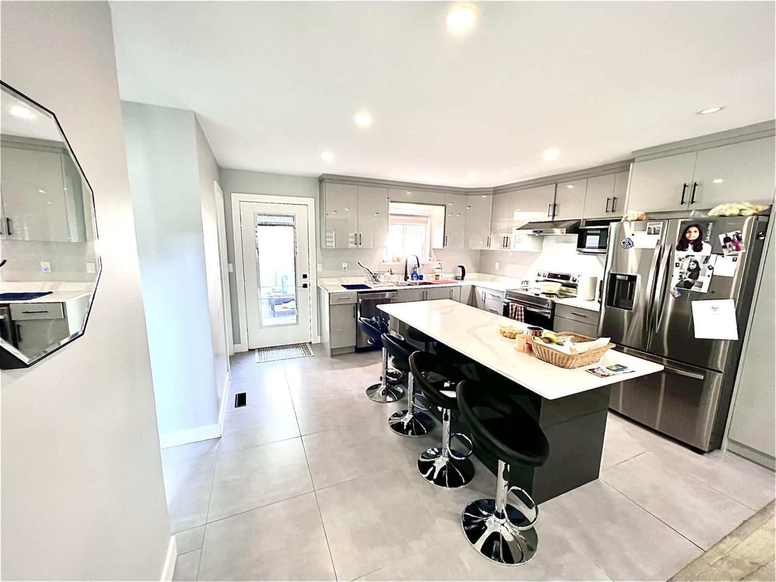 7376 123 Street, Surrey, British Columbia V3W 5S3