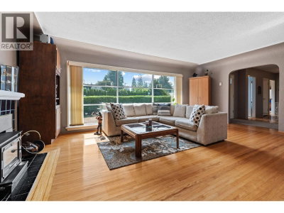 3455 HIGHLAND Boulevard | North Vancouver British Columbia | Slide Image Three