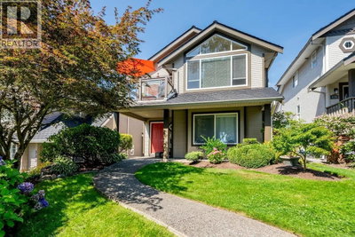 336 26TH Street | North Vancouver British Columbia | Slide Image One