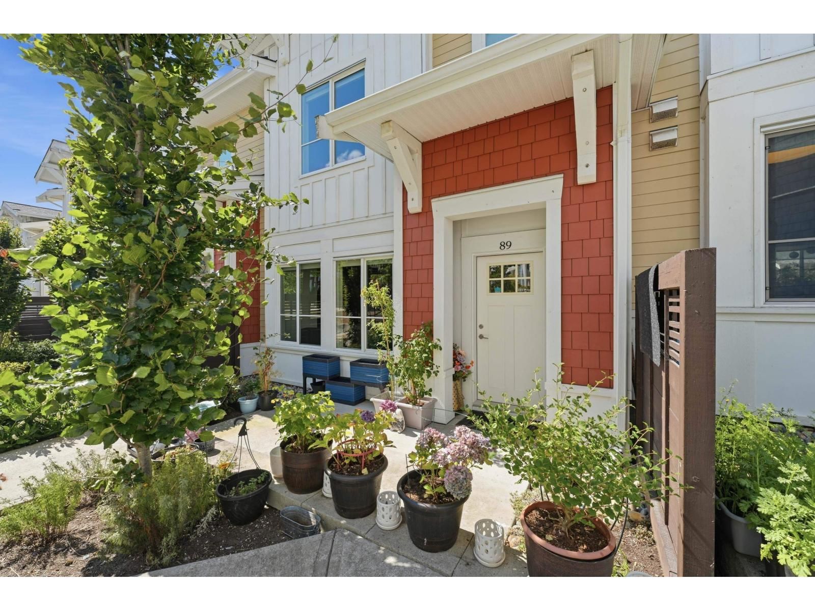16561 17A Street, Surrey, British Columbia V3Z 1J3