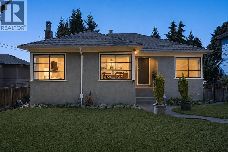 1258 JEFFERSON Avenue West Vancouver British Columbia, V7T 2B1 - 5 Bedrooms Home For Sale