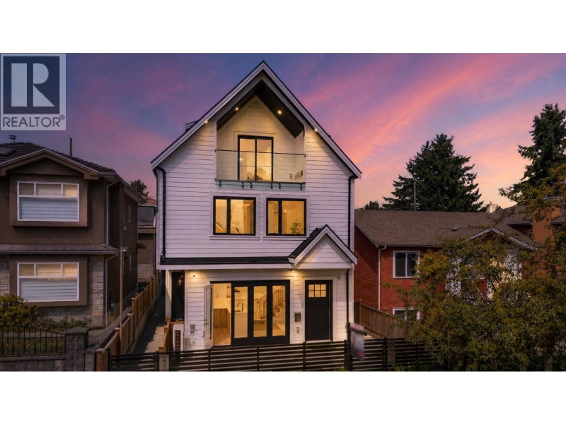 3271 E GEORGIA Street Vancouver British Columbia, V5K 2L2 - 3 Bedrooms Condo For Sale
