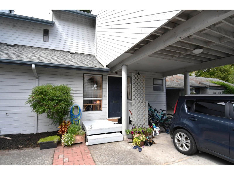 15855 ALDER Place Surrey British Columbia, V4A 5J1 - 2 Bedrooms Condo For Sale