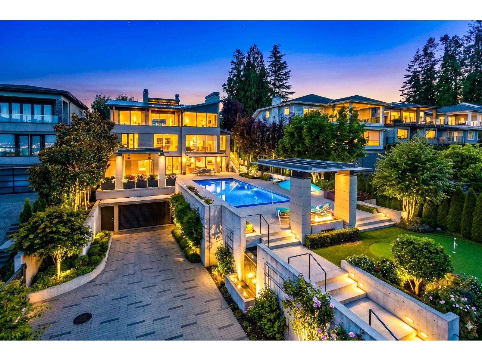 13386 MARINE Drive, Surrey, British Columbia V4A 1G2