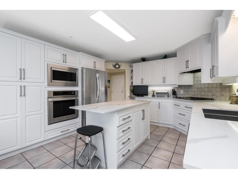 14934 THRIFT Avenue White Rock British Columbia, V4B 2J9 - 2 Bedrooms Condo For Sale