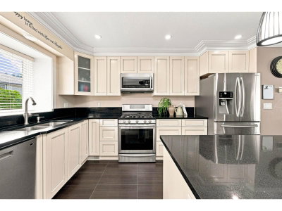 34250 HAZELWOOD Avenue | Abbotsford British Columbia | Slide Image Four