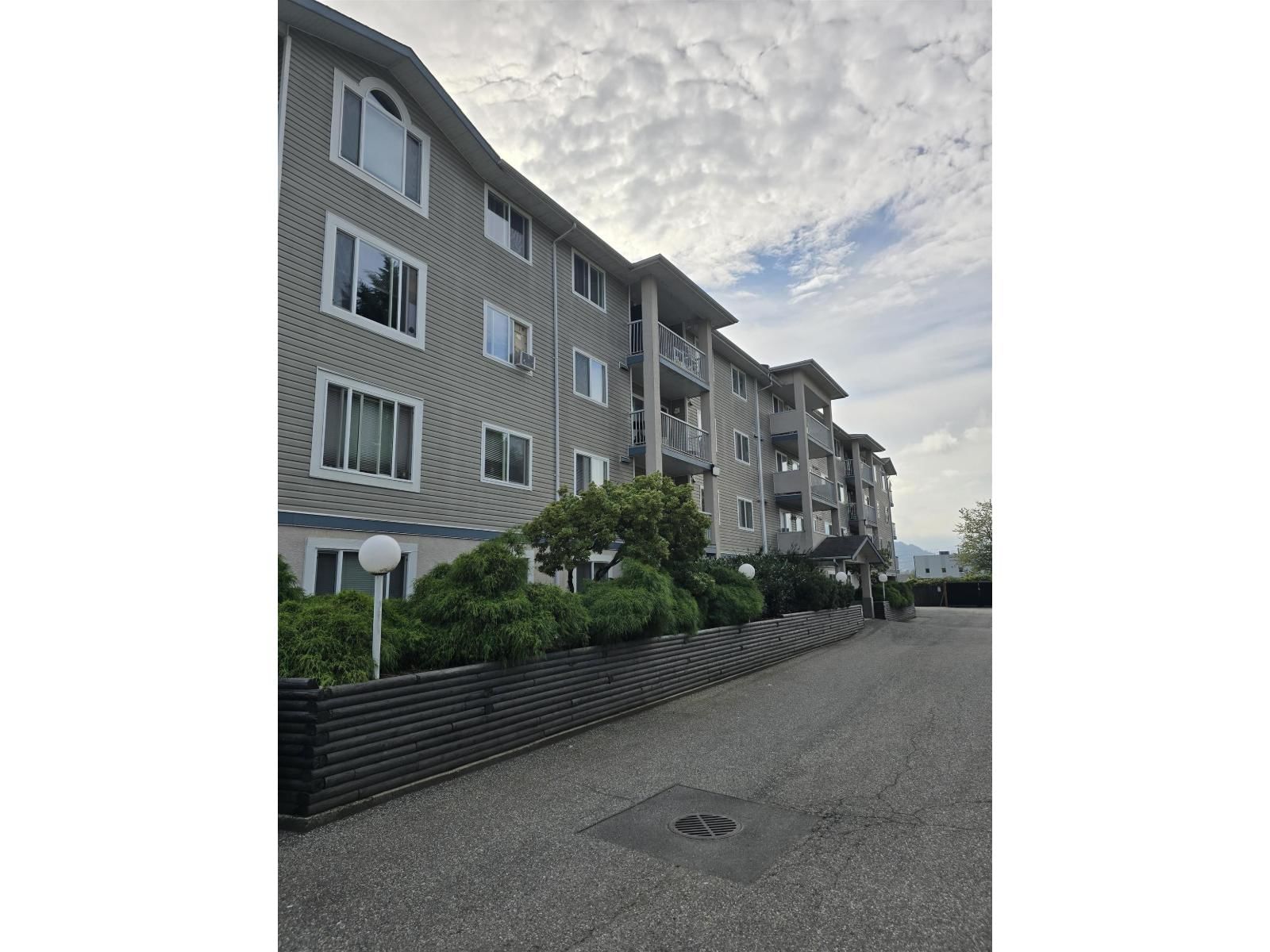 8537 YOUNG Road, Chilliwack, British Columbia V2P 4P2