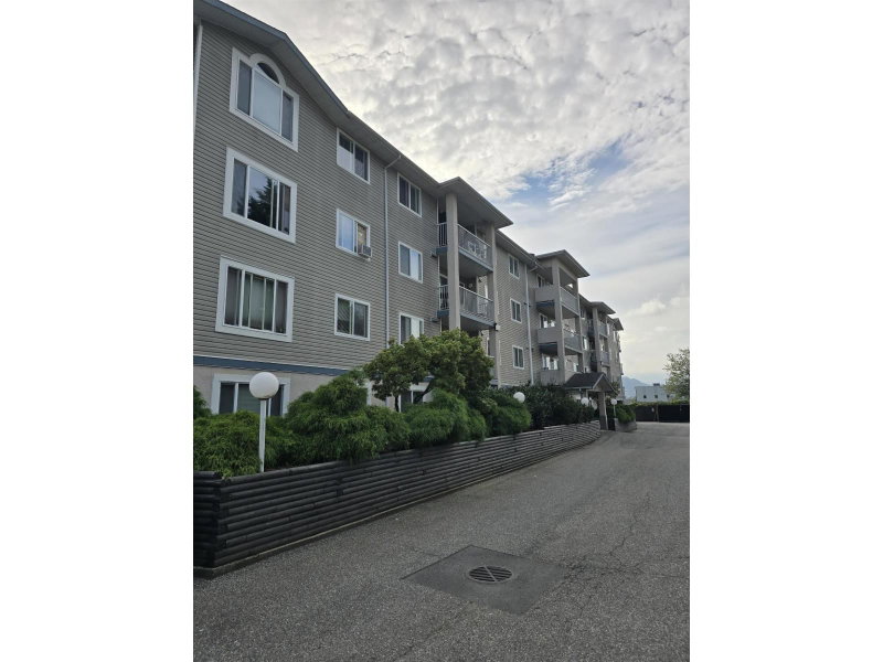 8537 YOUNG Road Chilliwack British Columbia, V2P 4P2 - 2 Bedrooms Condo For Sale