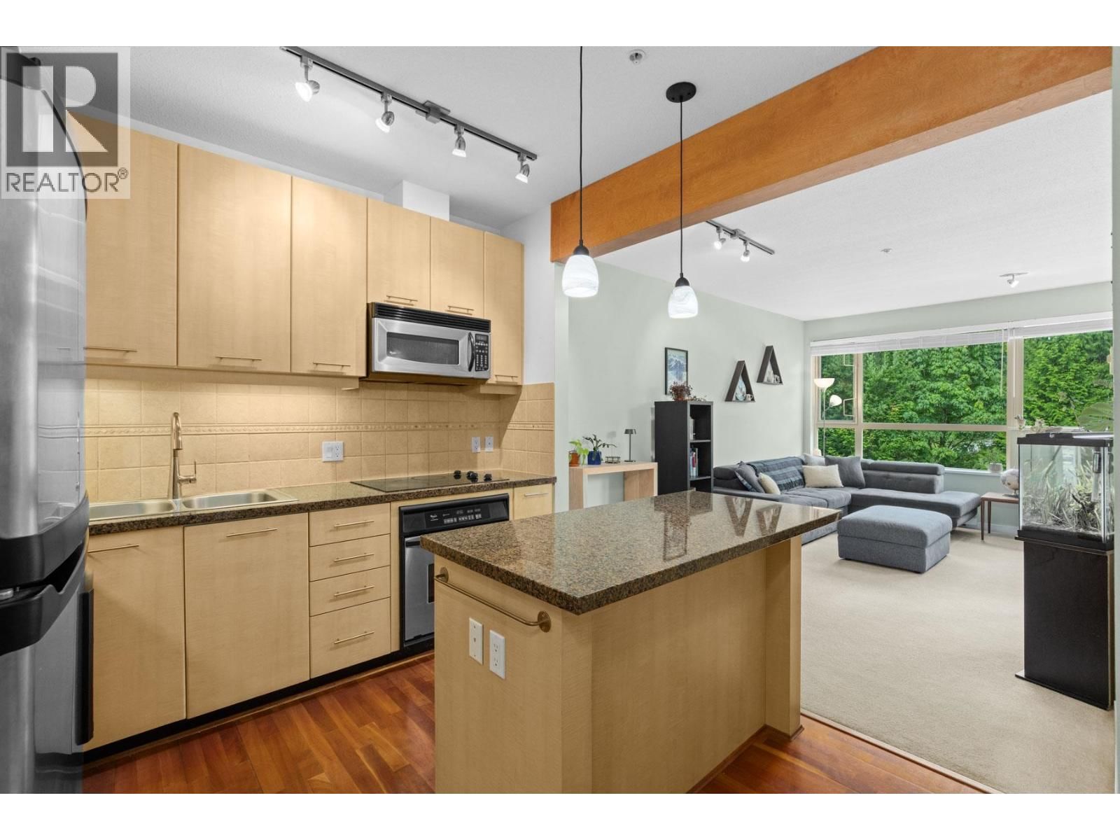560 RAVENWOODS Drive, North Vancouver, British Columbia V7G 2T3