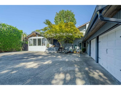 3525 MCKINLEY Court | Abbotsford British Columbia | Slide Image Three