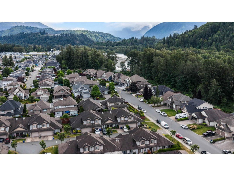 44523 MCLAREN Drive Chilliwack British Columbia, V2R 0C2 - 4 Bedrooms Condo For Sale