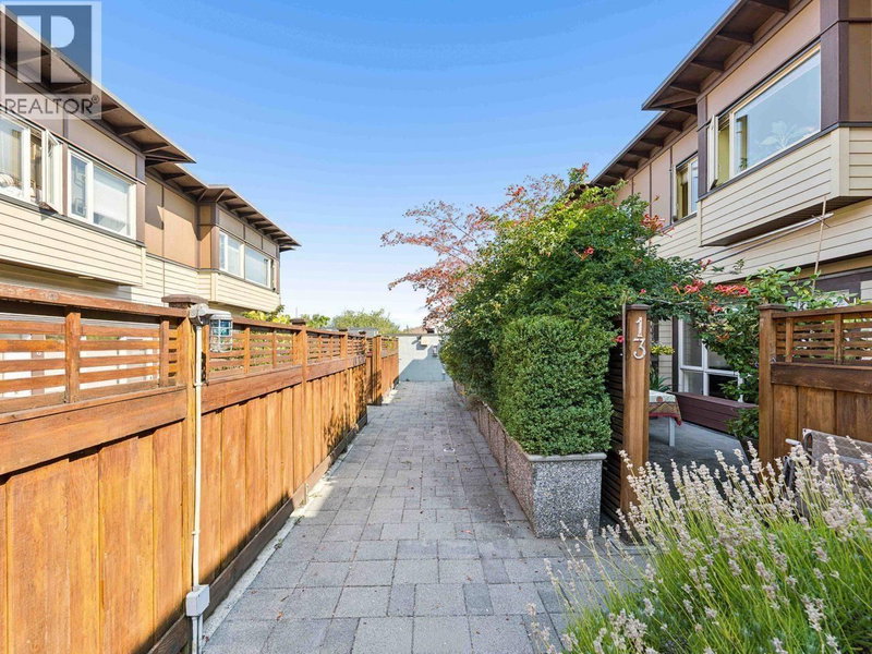 2389 CHARLES Street Vancouver British Columbia, V5L 5G4 - 2 Bedrooms Condo For Sale
