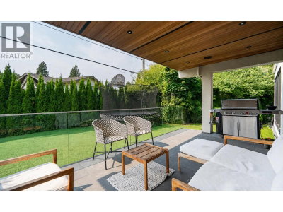 955 FOREST HILLS Drive | North Vancouver British Columbia | Slide Image Thirteen
