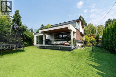 955 FOREST HILLS Drive | North Vancouver British Columbia | Slide Image Fifteen