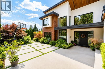 955 FOREST HILLS Drive | North Vancouver British Columbia | Slide Image Three