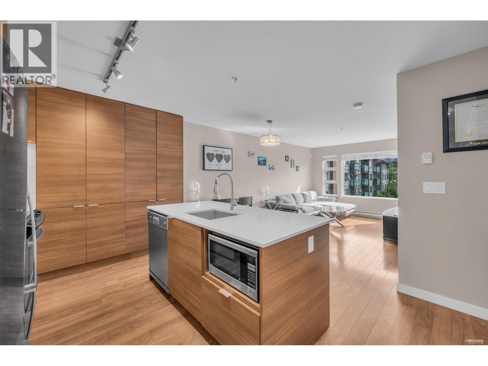 1677 LLOYD Avenue, North Vancouver, British Columbia V7P 0B1