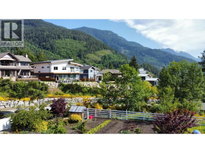 685 COPPER Drive | Squamish British Columbia | Slide Image Fifteen