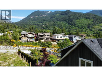 685 COPPER Drive | Squamish British Columbia | Slide Image Twenty