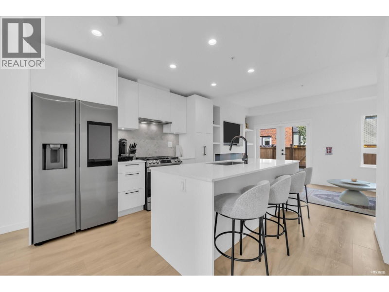 535 2ND Street North Vancouver British Columbia, V7L 1E1 - 4 Bedrooms Condo For Sale
