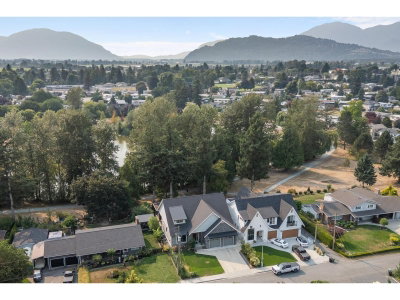 6957 CENTENNIAL Drive | Chilliwack British Columbia | Slide Image Six