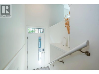 2035 GLENAIRE Drive | North Vancouver British Columbia | Slide Image Seventeen