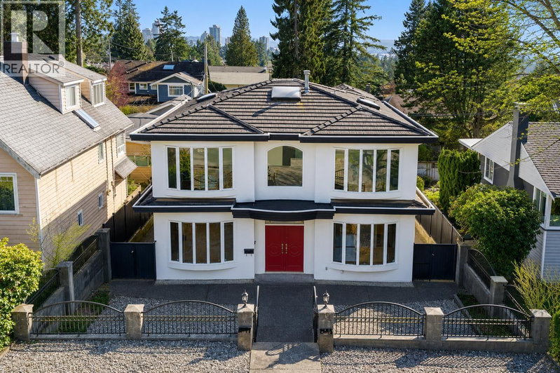 213 28TH Street North Vancouver British Columbia, V7N 2H9 - 6 Bedrooms Home For Sale