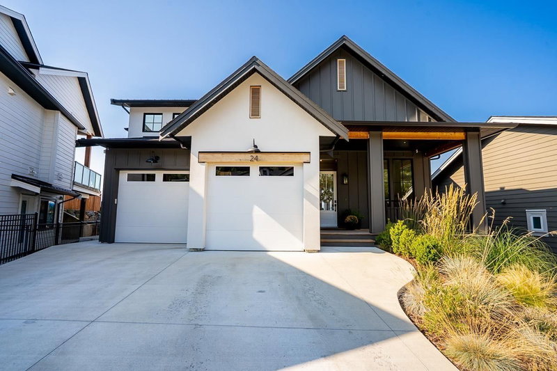 8295 NIXON Road Chilliwack British Columbia, V4Z 0C8 - 6 Bedrooms Home For Sale