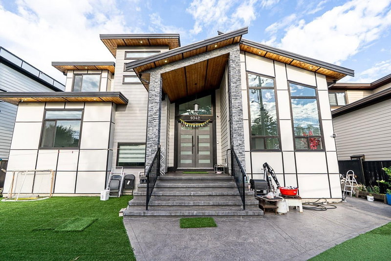 9342 156 Street Surrey British Columbia, V3R 4L2 - 9 Bedrooms Home For Sale