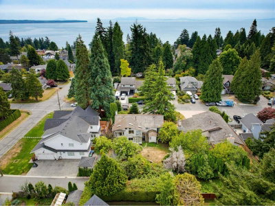 13181 15 Avenue | Surrey British Columbia | Slide Image Thirteen