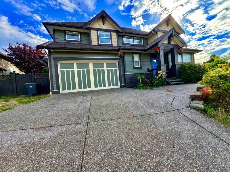6898 177 Street Surrey British Columbia, V3S 2K1 - 4 Bedrooms Home For Sale