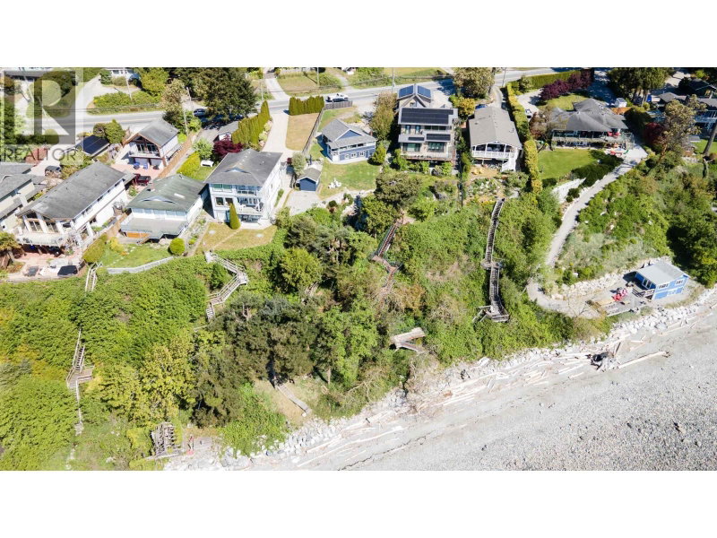 6221 SUNSHINE COAST Highway Sechelt British Columbia, V7Z 0M1 - 2 Bedrooms Waterfront Home For sale