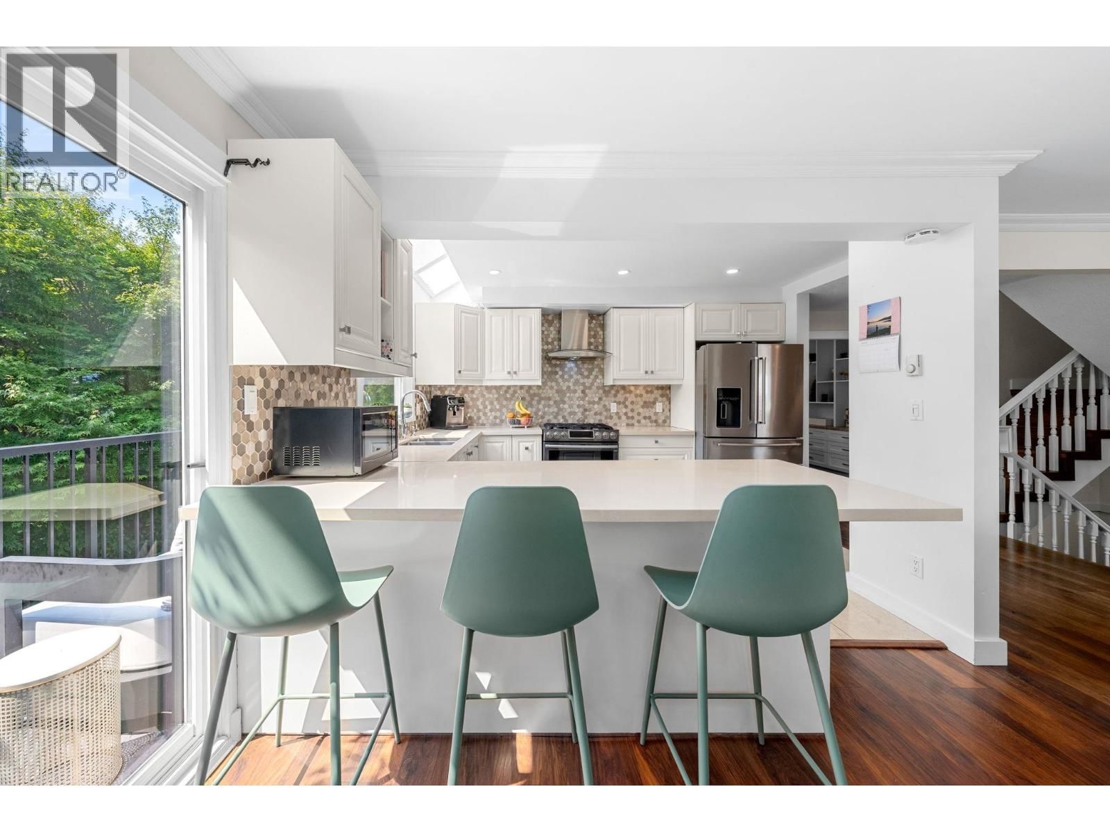 230 16TH Street, North Vancouver, British Columbia V7M 1T6