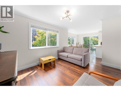 230 16TH Street | North Vancouver British Columbia | Slide Image Thirteen