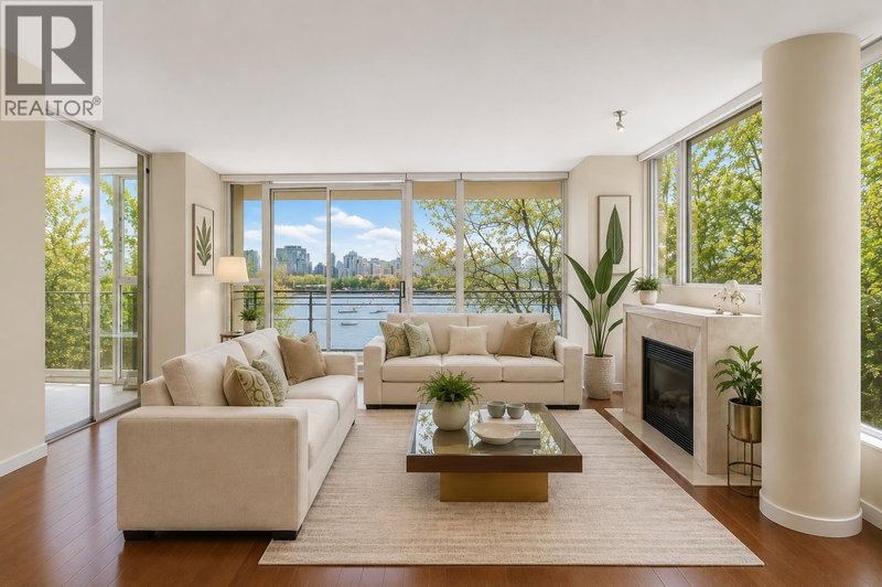 9 SMITHE Mews Vancouver British Columbia, V6B 0B6 - 3 Bedrooms Waterfront Condo For Sale