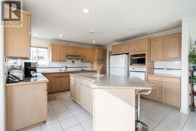 2980 CLIFFROSE Crescent | Coquitlam British Columbia | Slide Image Ten